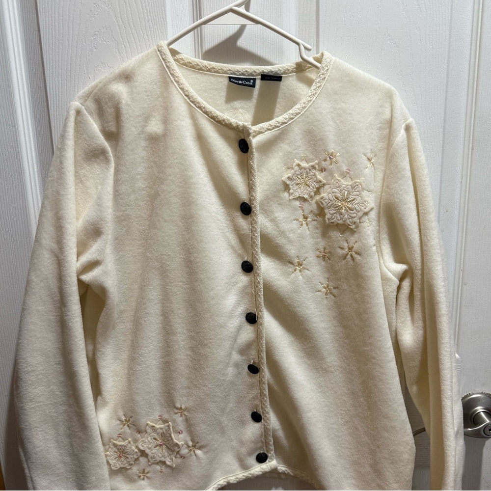 Vintage 80’s NorthCrest  fleece cream snow flakes  sweater size medium